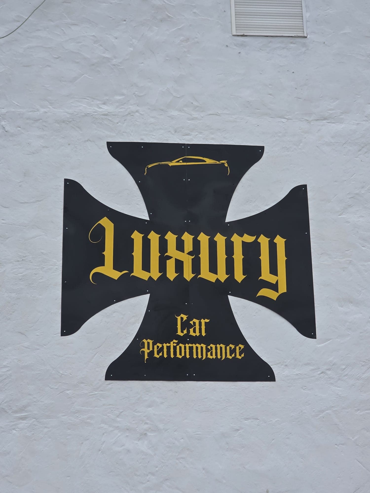 Placa con el logo