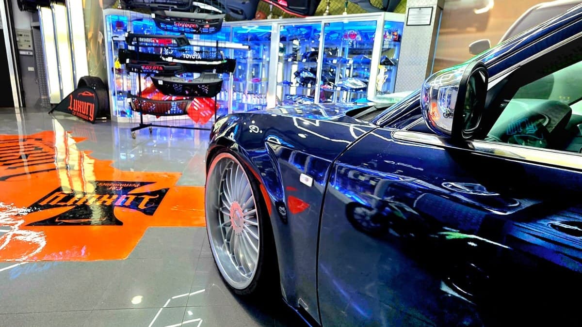 Showroom Luxury Car Performance con Audi azul oscuro