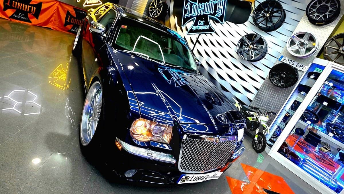 Showroom Luxury Car Performance con Chrysler 300