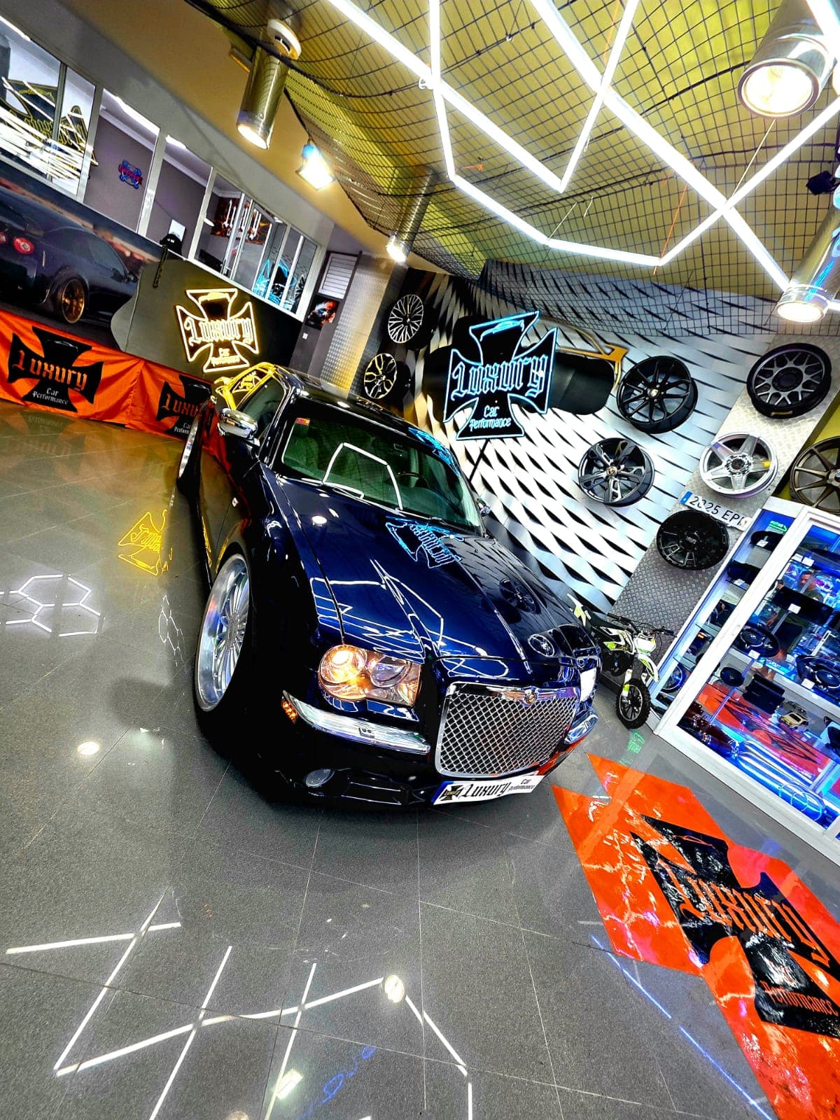 Chrysler 300 azul en el showroom Luxury Car Performance